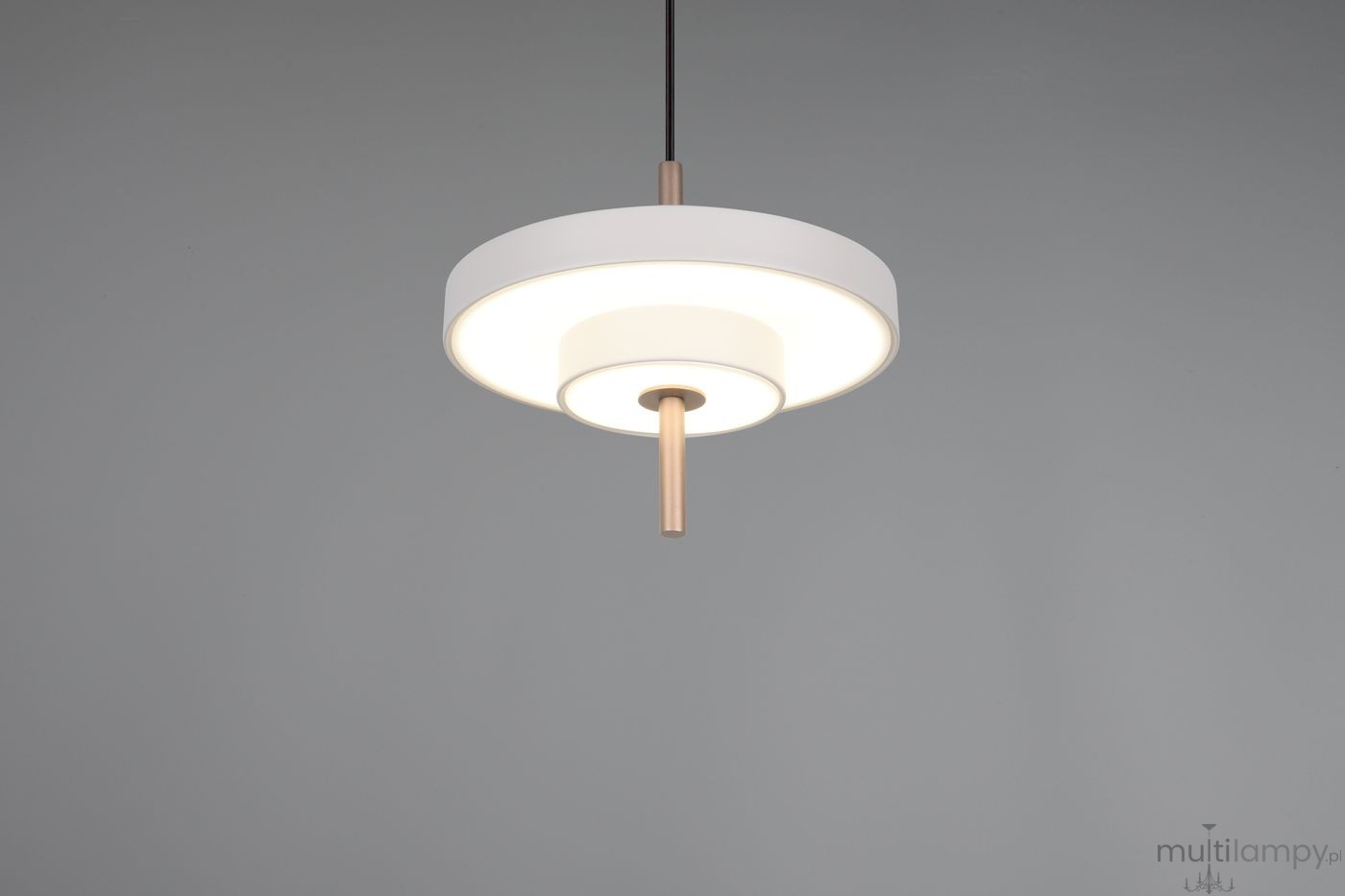 Lampa wisząca Keaton w kolorze szarym, z jednym źródłem światła LED 10W. Okrągła, z białym kloszem i miedzianym detalem. Zawieszona na czarnym przewodzie, w centralnym punkcie pomieszczenia, na jednolitym tle.