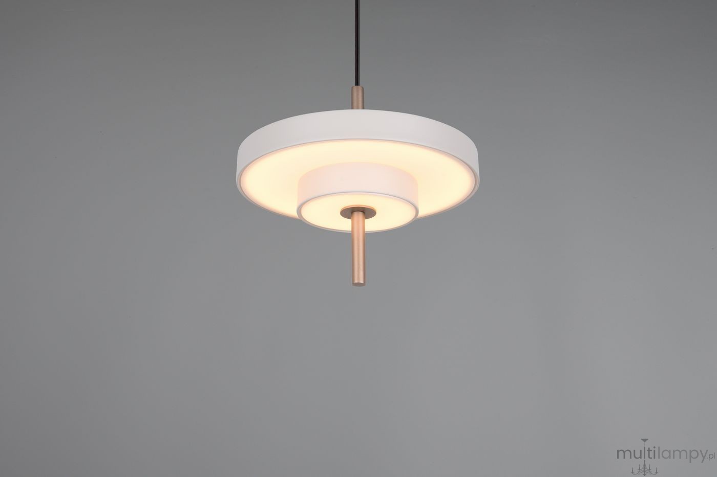 Lampa wisząca Keaton w kolorze szarym, z okrągłym kloszem i metalowym elementem w odcieniu miedzi. Wyposażona w jedno źródło światła LED 10W, zawieszona na czarnym przewodzie. Oświetlenie rozprasza światło w kierunku do dołu.