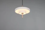 Lampa wisząca Keaton w kolorze szarym, z okrągłym kloszem i metalowym elementem w odcieniu miedzi. Wyposażona w jedno źródło światła LED 10W, zawieszona na czarnym przewodzie. Oświetlenie rozprasza światło w kierunku do dołu.