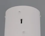 Lampa wisząca Keaton w kolorze szarym, o cylindrycznym kształcie, z miejscem na jedną żarówkę LED 10W CCT. Widoczny przełącznik i mocowania do montażu. Tło w jednolitym, szarym kolorze.