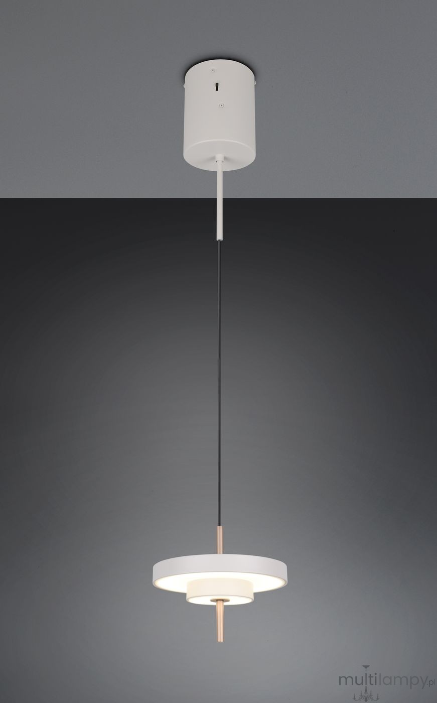 Lampa wisząca Keaton w kolorze szarym z jednym źródłem LED 10W. Okrągła, zawieszona na cienkim czarnym przewodzie, z centralnym białym kloszem i metalowym detalem w kolorze miedzi. Ujęcie frontalne, na jednolitym tle.