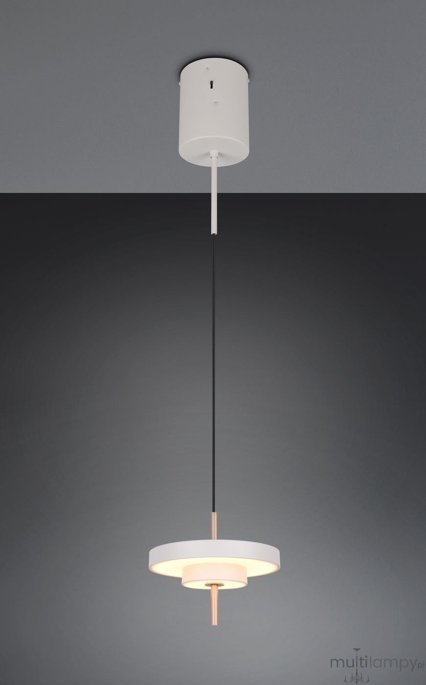 Lampa wisząca Keaton w kolorze szarym, z jednym źródłem LED 10W. Okrągła, z podwójnym pierścieniem, zawieszona na cienkim czarnym przewodzie. Widoczny metalowy element w kolorze miedzi. Ujęcie frontalne na tle szarej ściany.