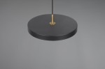 Lampa wisząca Keaton z czarnym, okrągłym kloszem i złotym mocowaniem. Ujęcie z dołu, prezentujące minimalistyczny design. Wbudowane oświetlenie LED o mocy 34,5W. Tło w odcieniach szarości, podkreślające elegancję lampy.