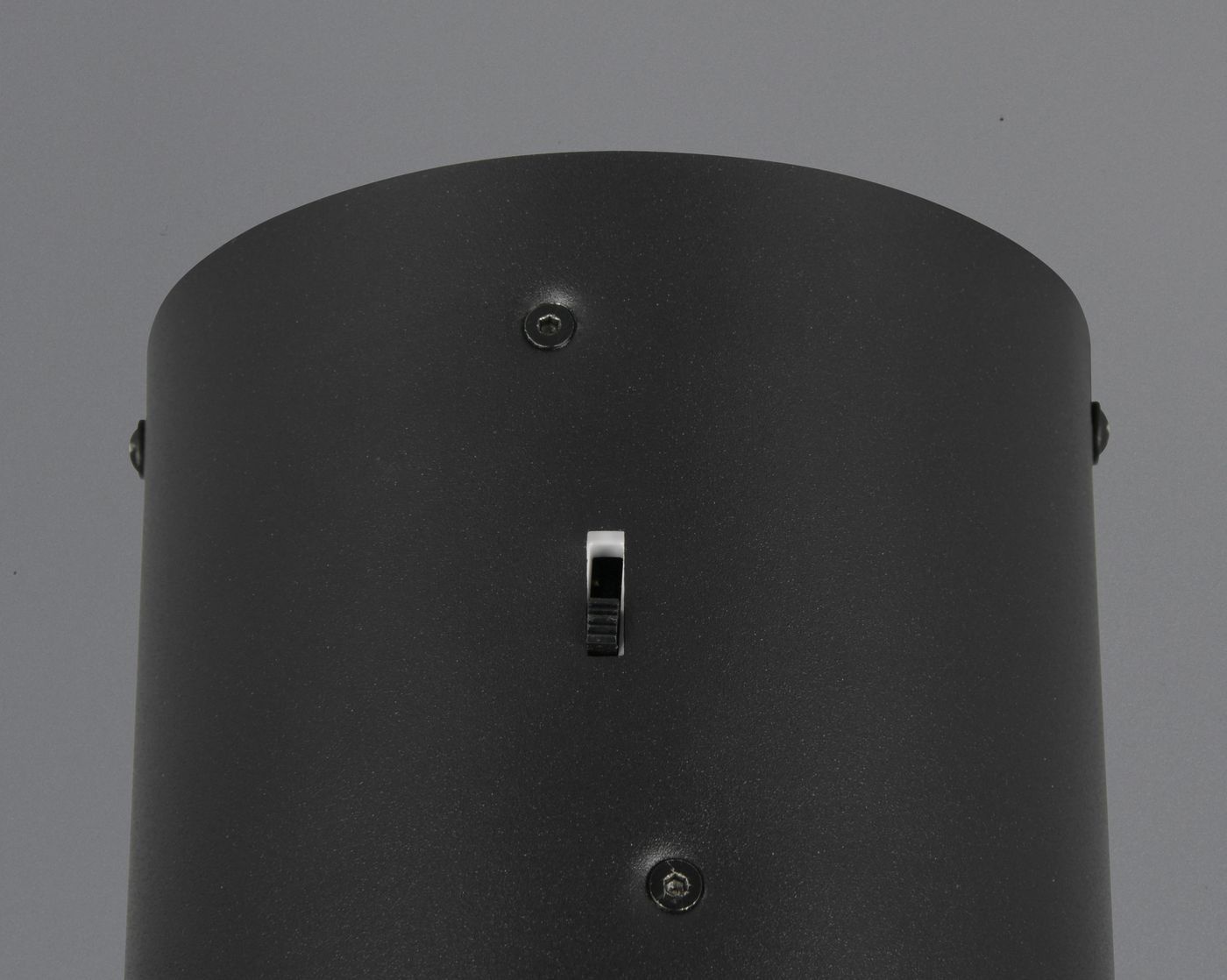 Lampa wisząca Keaton w kolorze czarnym z elementami złotymi, z metalowym kloszem o okrągłym kształcie. Widoczny detal w postaci przełącznika oraz mocowań. Idealna do nowoczesnych wnętrz.