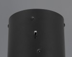 Lampa wisząca Keaton w kolorze czarnym z elementami złotymi, z metalowym kloszem o okrągłym kształcie. Widoczny detal w postaci przełącznika oraz mocowań. Idealna do nowoczesnych wnętrz.