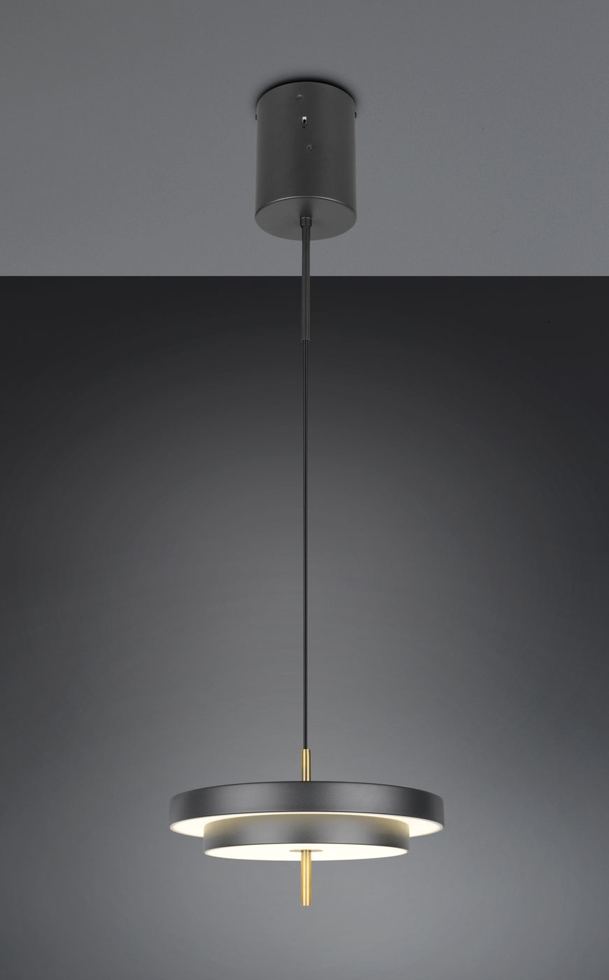 Lampa wisząca Keaton z jedną diodą LED o mocy 34,5W, w kolorze czarnym z złotymi akcentami. Posiada dwa okrągłe pierścienie i metalowy uchwyt sufitowy. Zawieszona na cienkim kablu, idealna do nowoczesnych wnętrz.