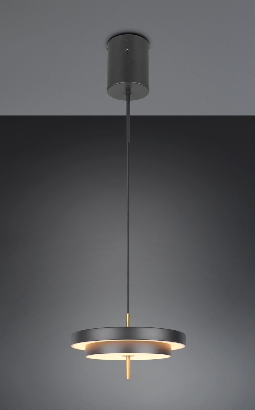Lampa wisząca Keaton z jedną diodą LED, 34,5W, w kolorze czarnym z detalami w złocie. Okrągła, z dwoma obręczami, zawieszona na cienkim kablu. Ujęcie frontalne, na ciemnym tle, podkreślające elegancki design.