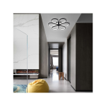 Lampa sufitowa LED Velva 45W CCT w kolorze czarnym, o kształcie kwiatka z pięcioma ramionami, zamontowana na suficie. W tle nowoczesne wnętrze z kominkiem oraz żółtym pufem.