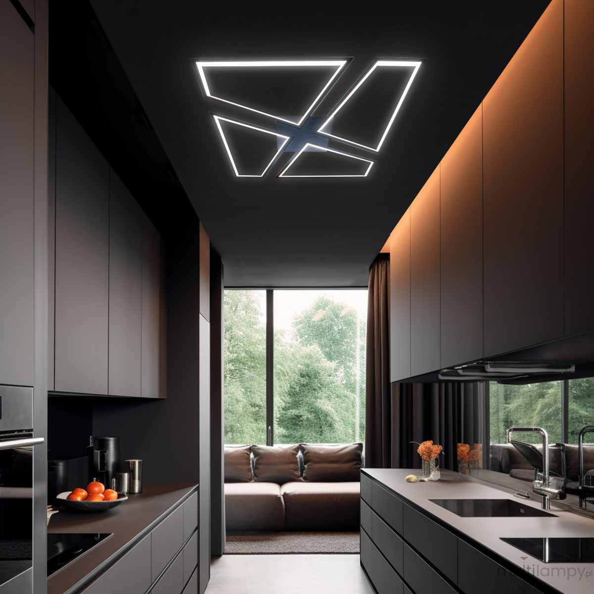 Lampa sufitowa LED Nivra 45W CCT w kolorze czarnym, zamontowana na suficie, z nowoczesnym wzorem świetlnym w kształcie geometrycznych linii. Widoczna w aranżowanej kuchni z szarymi meblami i dużym oknem zapewniającym naturalne światło.