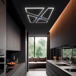 Lampa sufitowa LED Nivra 45W CCT w kolorze czarnym, zamontowana na suficie, z nowoczesnym wzorem świetlnym w kształcie geometrycznych linii. Widoczna w aranżowanej kuchni z szarymi meblami i dużym oknem zapewniającym naturalne światło.