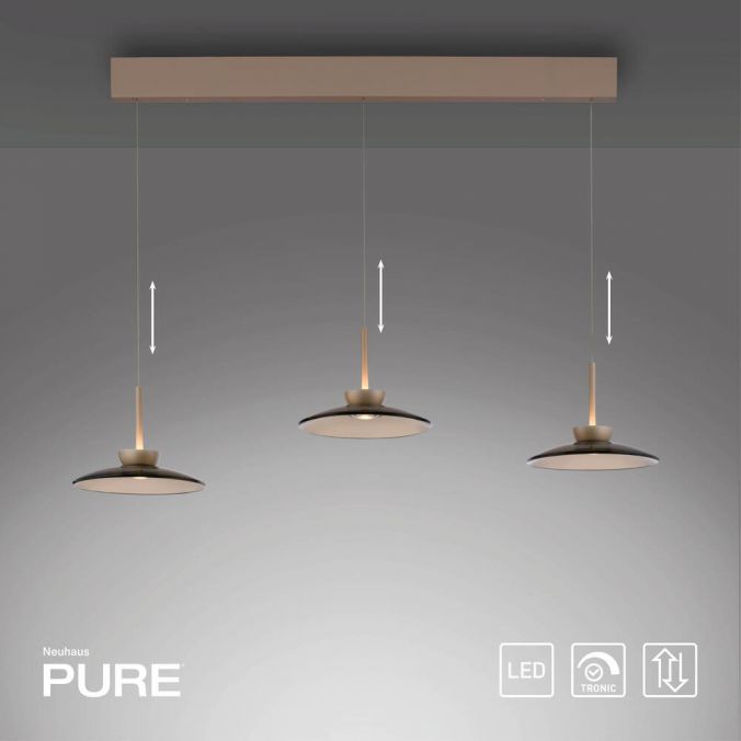 Lampa wisząca Pure Moon z 6 diodami LED, w kolorze czarnym i złotym, zawieszona na prostokątnej podstawie. Trzy klosze o okrągłym kształcie regulowanej wysokości, z metalowymi elementami. Tło w odcieniach szarości.