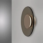 Kinkiet Pure Moon 2xLED 14W w brązowej obudowie, o okrągłym kształcie. Wyposażony w przezroczystą osłonę, montowany na ścianie. Widoczny subtelny efekt świetlny, z eleganckim wykończeniem, idealny do nowoczesnych wnętrz.