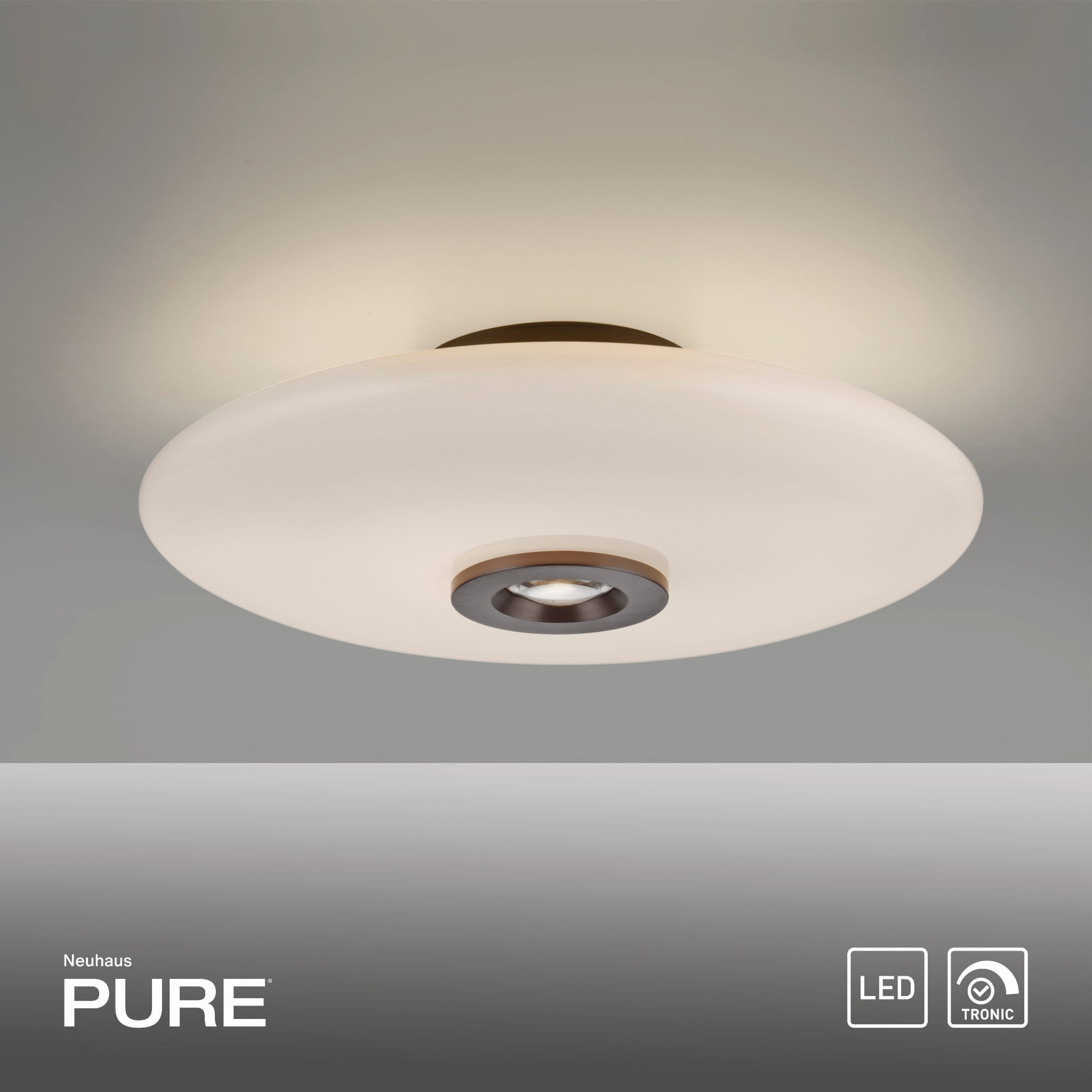 Lampa sufitowa Pure Vitrum 1xLED 17W w metalicznym brązie, z okrągłym, matowym kloszem, z centralnym detalem w kolorze brązowym. Widok z dołu, montowana na suficie, w neutralnym otoczeniu. Idealna do nowoczesnych wnętrz.