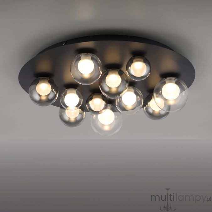 Lampa sufitowa Pure Popup w kolorze grafitowym, o okrągłej podstawie, z 11 żarówkami LED w szklanych kloszach. Zawiera pilot do zdalnego sterowania. Ujęcie z góry, montowana na suficie, z widocznymi źródłami światła.