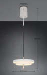 Lampa wisząca Keaton w kolorze szarym, z okrągłym kloszem o średnicy 400 mm, zawieszona na czarnym przewodzie o długości 1500 mm. Posiada źródło światła LED 34,5W. Elementy metalowe w kolorze miedzi. Ujęcie frontalne.