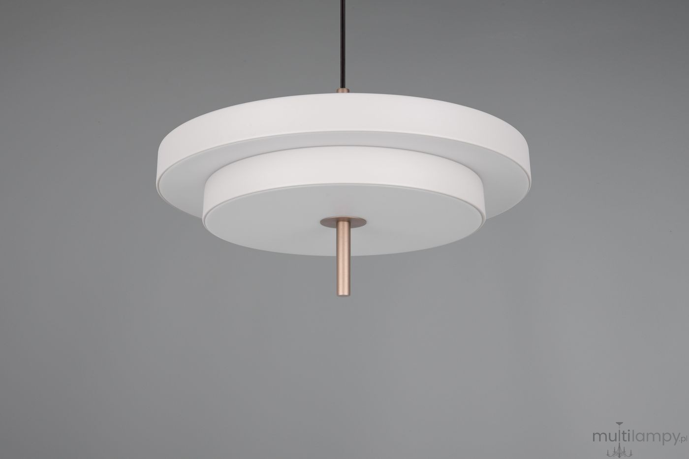 Lampa wisząca Keaton w kolorze szarym, z dwoma okrągłymi elementami o gładkiej powierzchni, zawieszona na cienkim przewodzie. Centralny element z mosiężnym akcentem, stylowy design, idealna do nowoczesnych wnętrz.