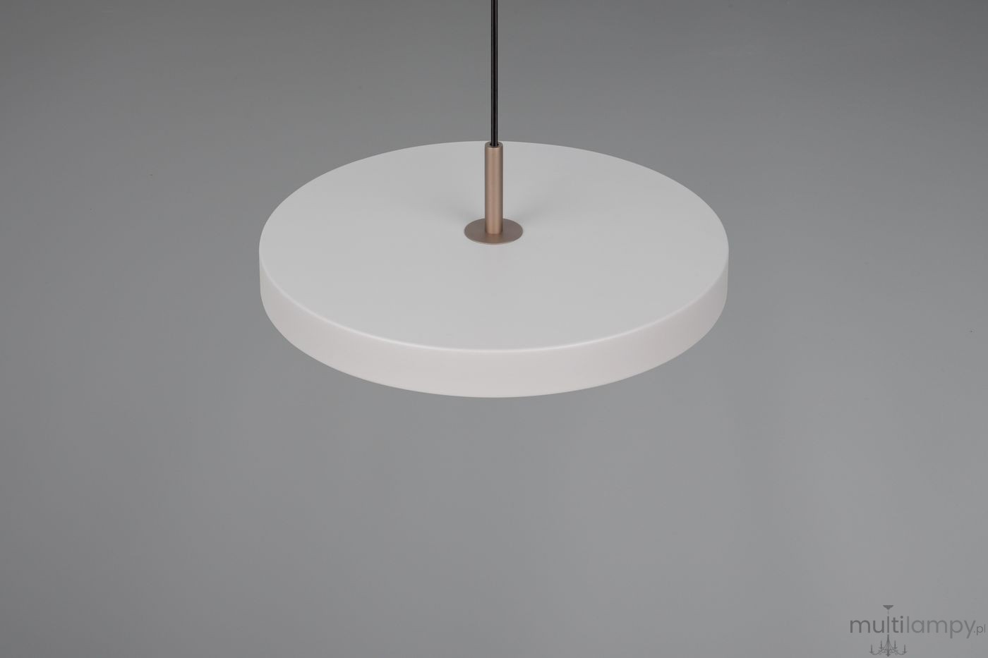 Lampa wisząca Keaton w kolorze szarym, z okrągłym, płaskim kloszem, o średnicy 34,5 cm. Wyposażona w jedno źródło LED 34,5W, zawieszona na cienkim, czarnym przewodzie. Nowoczesny design, idealna do różnorodnych wnętrz.