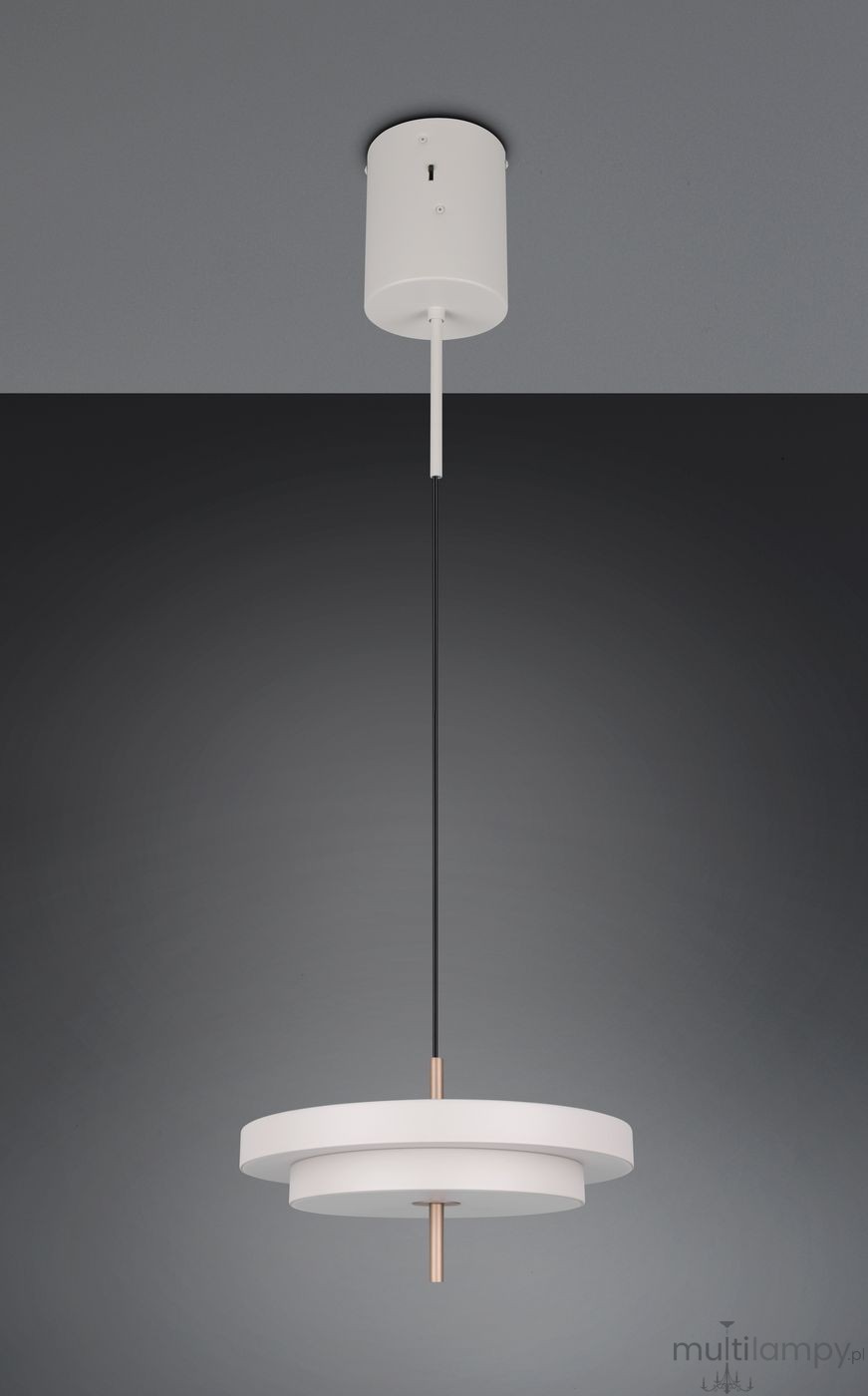 Lampa wisząca Keaton z jedną żarówką LED 34,5W w kolorze szarym. Produkt ma dwa okrągłe klosze w białym matowym wykończeniu, zawieszone na czarnym przewodzie. Metalowy element w kolorze miedzi łączy klosze z sufitem. Ujęcie z dołu.