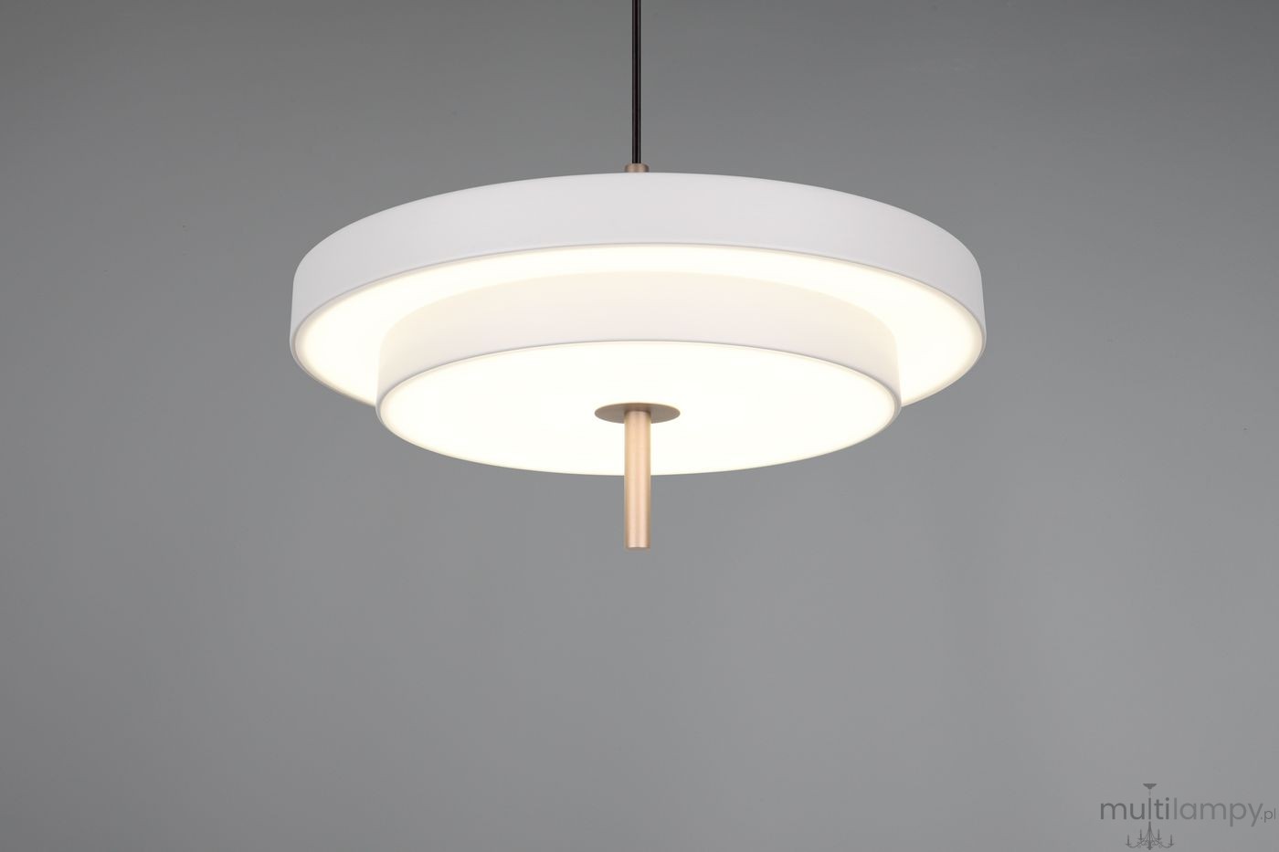 Lampa wisząca Keaton w kolorze szarym, z okrągłym, podwójnym kloszem. Posiada zintegrowane źródło światła LED o mocy 34,5W. Ujęcie z góry pokazuje jej minimalistyczny design i metalowy element w kolorze miedzi. Tło w odcieniu szarym.