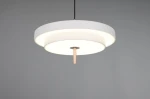 Lampa wisząca Keaton w kolorze szarym, z okrągłym, podwójnym kloszem. Posiada zintegrowane źródło światła LED o mocy 34,5W. Ujęcie z góry pokazuje jej minimalistyczny design i metalowy element w kolorze miedzi. Tło w odcieniu szarym.