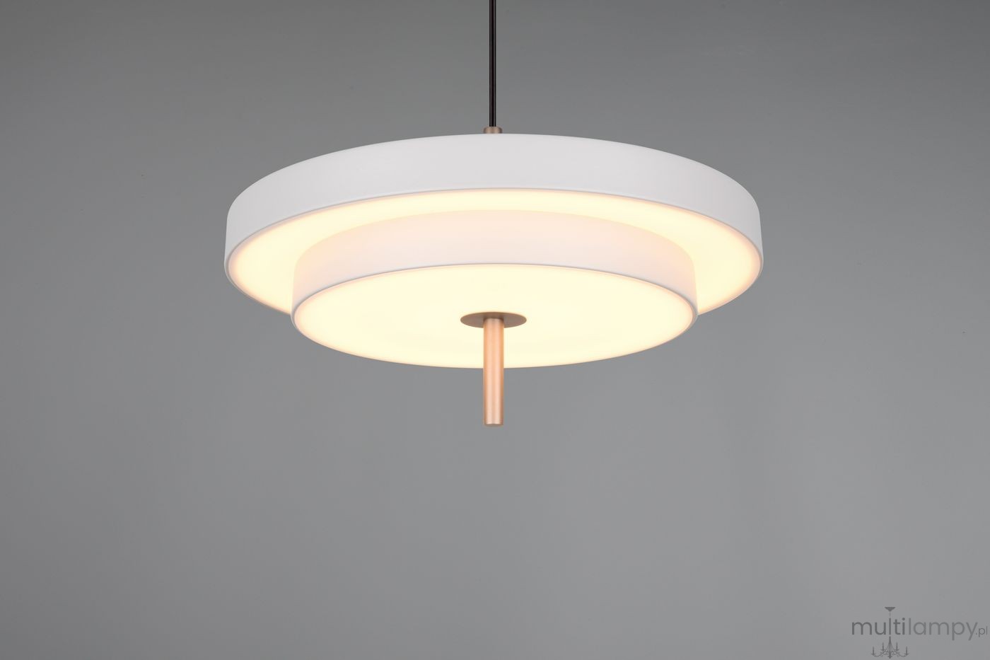 Lampa wisząca Keaton w kolorze szarym, z dwoma okrągłymi kloszami, wykonana z metalu i tworzywa. Zawieszona na cienkim kabelku, z centralnym elementem w kolorze miedzi. Oświetlenie LED 34,5W z funkcją CCT, emitujące ciepłe światło.