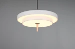 Lampa wisząca Keaton w kolorze szarym, z dwoma okrągłymi kloszami, wykonana z metalu i tworzywa. Zawieszona na cienkim kabelku, z centralnym elementem w kolorze miedzi. Oświetlenie LED 34,5W z funkcją CCT, emitujące ciepłe światło.