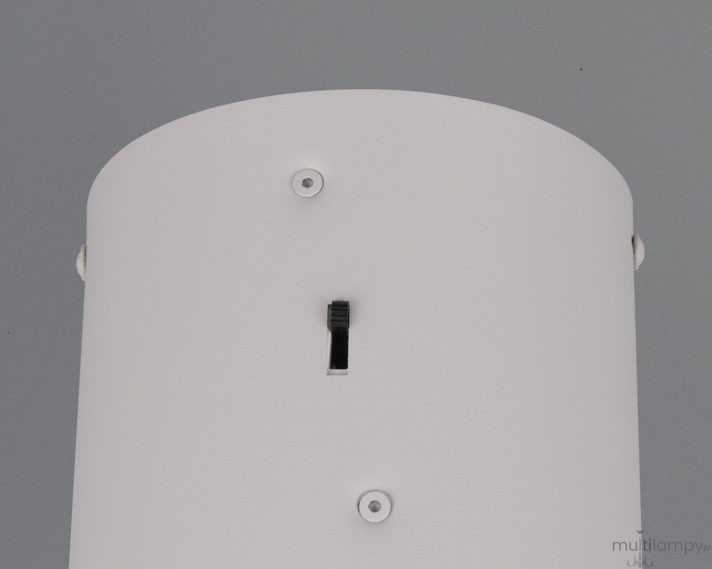Lampa wisząca Keaton w kolorze szarym, wykonana z metalu, z widocznymi mocowaniami. Z przodu znajduje się przełącznik w kolorze czarnym. Produkt montowany sufitowo, przeznaczony do użycia z żarówką LED 34,5W CCT.