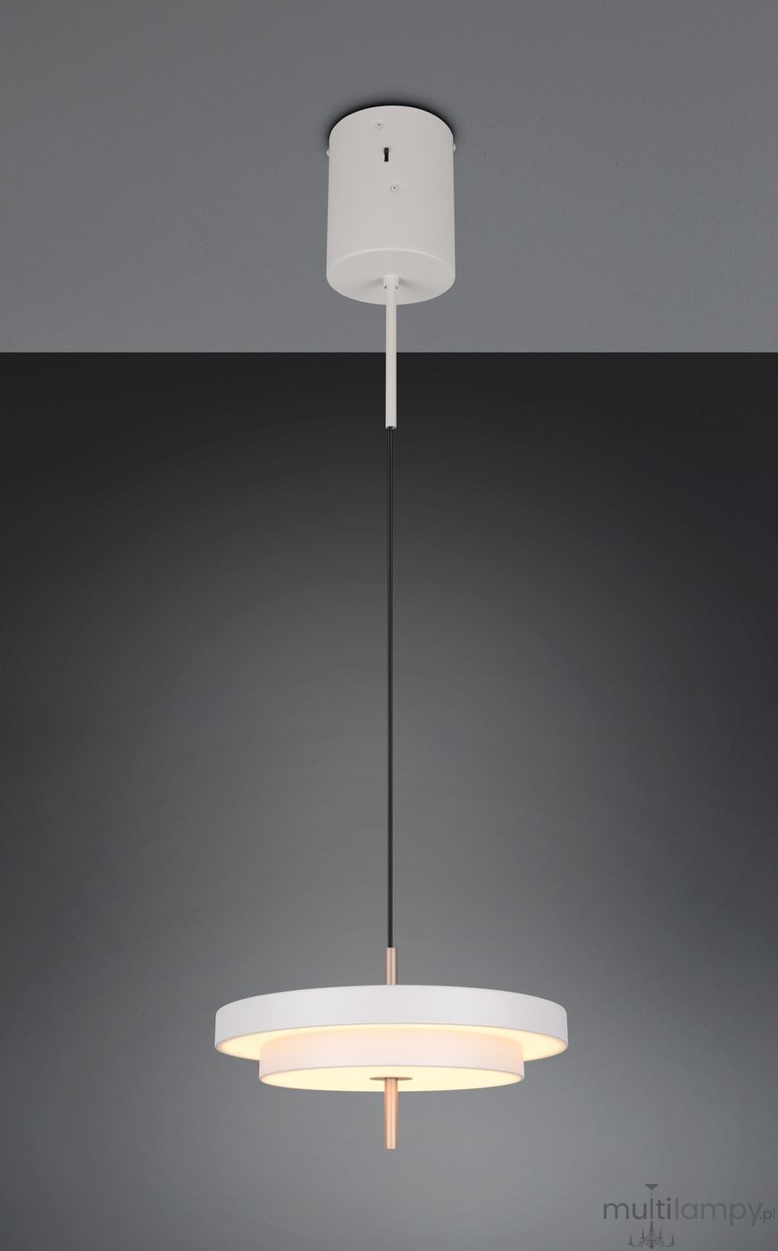 Lampa wisząca Keaton w kolorze szarym, z jedną diodą LED 34,5W. Okrągła, dwuwarstwowa konstrukcja z białym kloszem i miedzianym detalem. Zawieszona na cienkim, czarnym przewodzie. Ujęcie z dołu, na jednolitym tle.