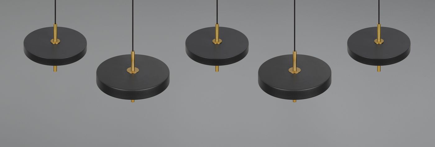 Lampa wisząca Keaton z pięcioma okrągłymi kloszami w kolorze czarnym, z metalowymi złotymi detalami. Zawieszona na cienkich linkach, prezentuje nowoczesny design. Klosze są matowe, a całość ma minimalistyczny charakter.