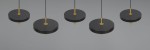 Lampa wisząca Keaton z pięcioma okrągłymi kloszami w kolorze czarnym, z metalowymi złotymi detalami. Zawieszona na cienkich linkach, prezentuje nowoczesny design. Klosze są matowe, a całość ma minimalistyczny charakter.