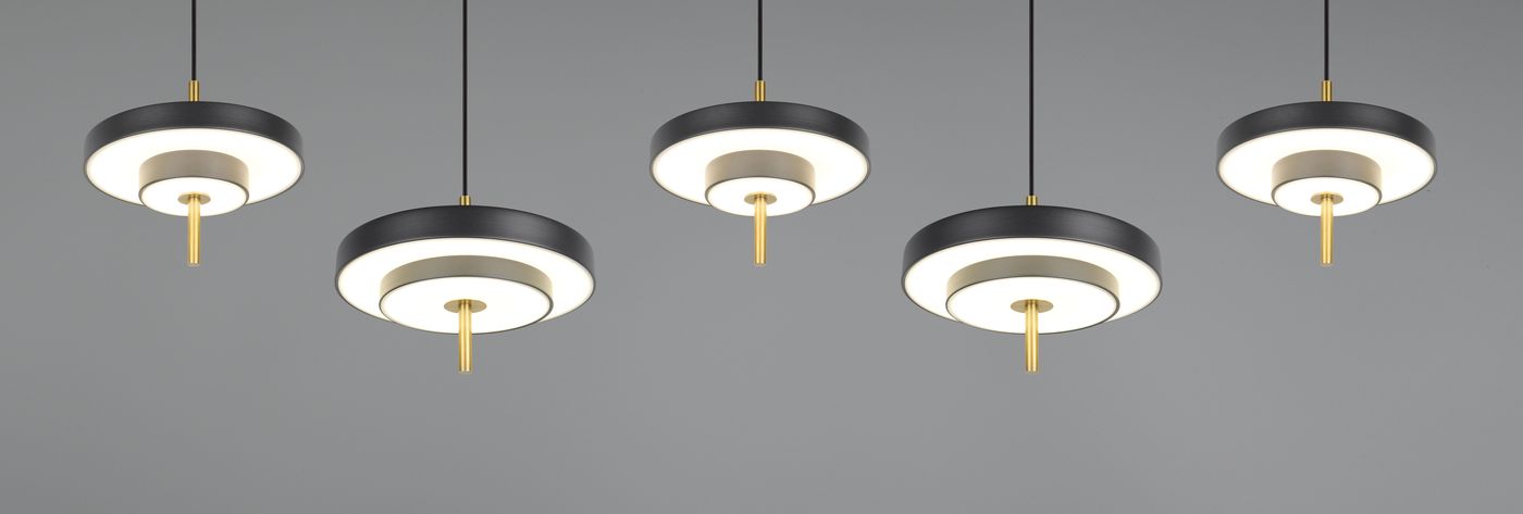 Lampa wisząca Keaton z pięcioma źródłami LED, w kolorze czarnym z złotymi detalami. Okrągłe klosze z białym wnętrzem i złotymi zawieszeniami, zawieszone na cienkich linkach, prezentujące nowoczesny design.