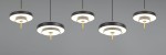 Lampa wisząca Keaton z pięcioma źródłami LED, w kolorze czarnym z złotymi detalami. Okrągłe klosze z białym wnętrzem i złotymi zawieszeniami, zawieszone na cienkich linkach, prezentujące nowoczesny design.
