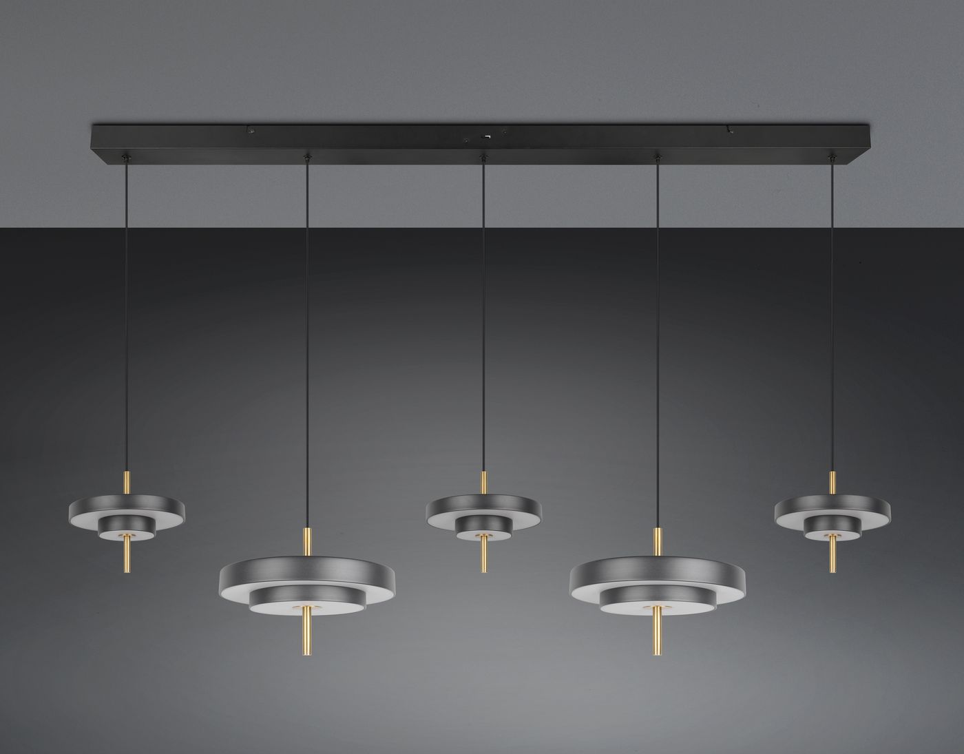 Lampa wisząca Keaton z pięcioma źródłami LED 50W CCT w kolorze czarnym i złotym. Wisi na cienkich linkach z prostokątną, czarną podstawą. Okrągłe klosze mają metaliczne wykończenie i złote detale, tworząc nowoczesny design.