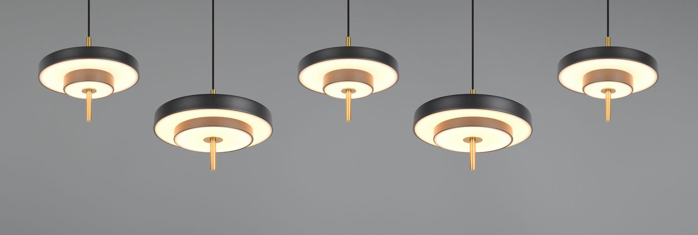 Lampa wisząca Keaton z pięcioma okrągłymi kloszami w kolorze czarnym i złotym, zintegrowane 5xLED 50W CCT, zawieszona równolegle na cienkich linkach, na jednolitym tle. Klosze mają centralne, jasne źródło światła otoczone ciemnym obrzeżem.