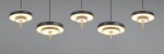 Lampa wisząca Keaton z pięcioma okrągłymi kloszami w kolorze czarnym i złotym, zintegrowane 5xLED 50W CCT, zawieszona równolegle na cienkich linkach, na jednolitym tle. Klosze mają centralne, jasne źródło światła otoczone ciemnym obrzeżem.