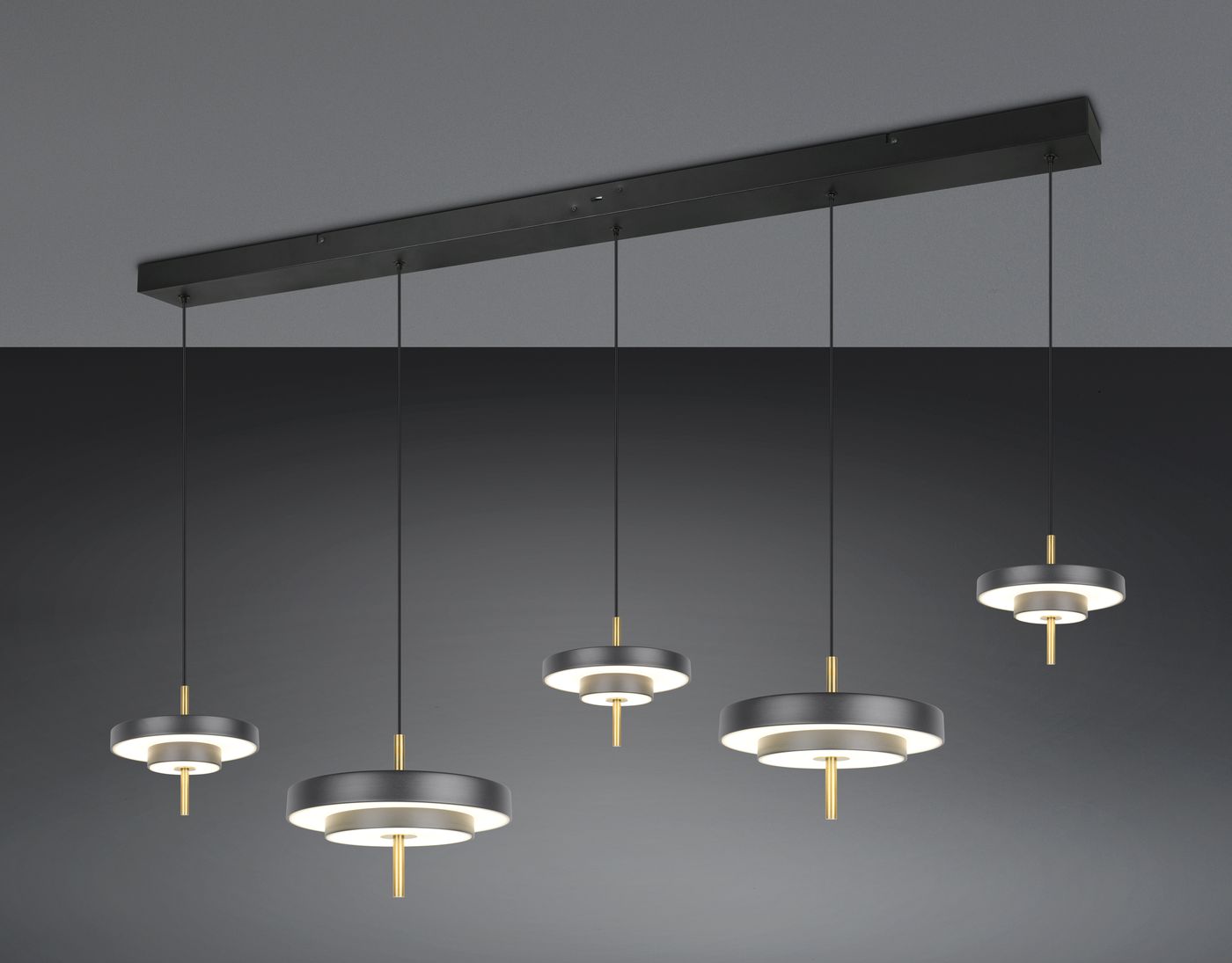 Lampa wisząca Keaton z pięcioma źródłami LED o mocy 50W, w kolorze czarnym i złotym. Składa się z okrągłych elementów zawieszonych na cienkich linkach, zamontowanych na prostokątnej podstawie. Elegancki design pasujący do nowoczesnych wnętrz.
