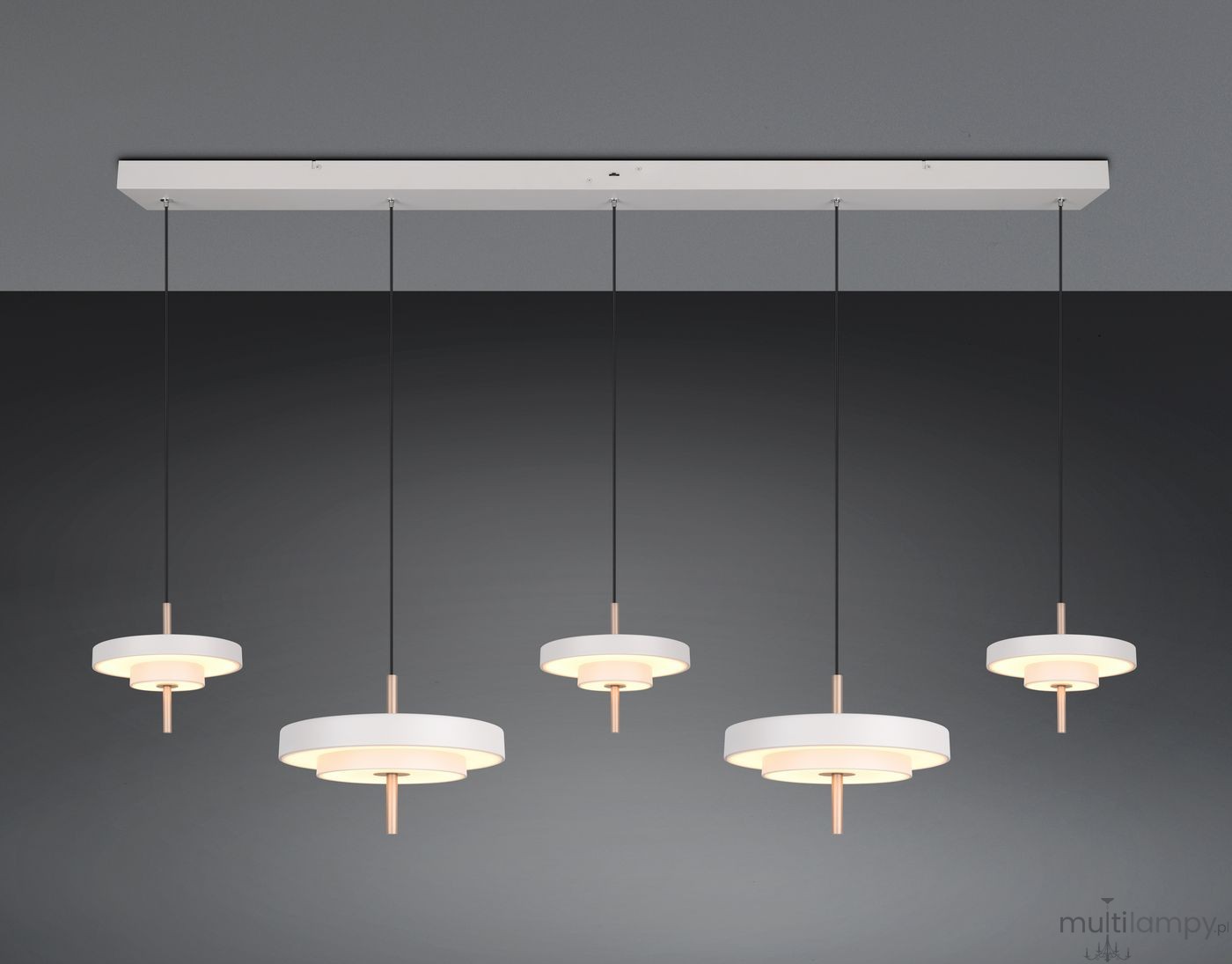 Lampa wisząca Keaton z pięcioma źródłami LED, moc 50W, w kolorze szarym. Okrągłe klosze zawieszone na cienkich, czarnych linkach, montowane na prostokątnej podstawie. Przeznaczona do nowoczesnych wnętrz.