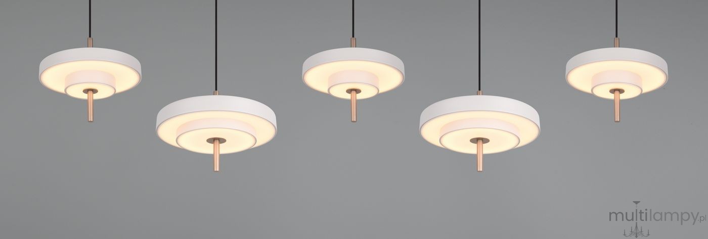 Lampa wisząca Keaton z pięcioma okrągłymi kloszami w kolorze szarym, z elementami mosiężnymi, z pięcioma źródłami światła LED 50W CCT, zawieszona na czarnych linkach na jednolitym tle. Klasyczny design, idealna do nowoczesnych wnętrz.