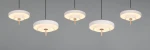 Lampa wisząca Keaton z pięcioma okrągłymi kloszami w kolorze szarym, z elementami mosiężnymi, z pięcioma źródłami światła LED 50W CCT, zawieszona na czarnych linkach na jednolitym tle. Klasyczny design, idealna do nowoczesnych wnętrz.