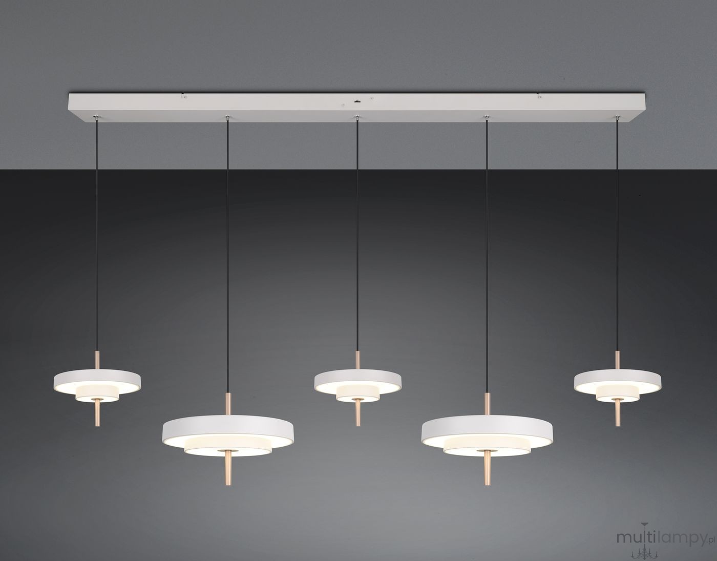 Lampa wisząca Keaton z pięcioma okrągłymi kloszami LED w kolorze szarym, zawieszona na czarnych linkach. Klosze mają delikatne, drewniane detale w centralnej części. Produkt zamontowany na prostokątnej, białej podstawie.