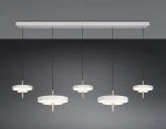 Lampa wisząca Keaton z pięcioma okrągłymi kloszami LED w kolorze szarym, zawieszona na czarnych linkach. Klosze mają delikatne, drewniane detale w centralnej części. Produkt zamontowany na prostokątnej, białej podstawie.