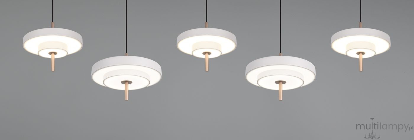 Lampa wisząca Keaton z pięcioma okrągłymi kloszami LED w kolorze szarym, z metalowymi elementami w kolorze miedzi. Klosze zawieszone na czarnych linkach, emitujące ciepłe światło, idealne do nowoczesnych wnętrz.