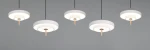Lampa wisząca Keaton z pięcioma okrągłymi kloszami LED w kolorze szarym, z metalowymi elementami w kolorze miedzi. Klosze zawieszone na czarnych linkach, emitujące ciepłe światło, idealne do nowoczesnych wnętrz.