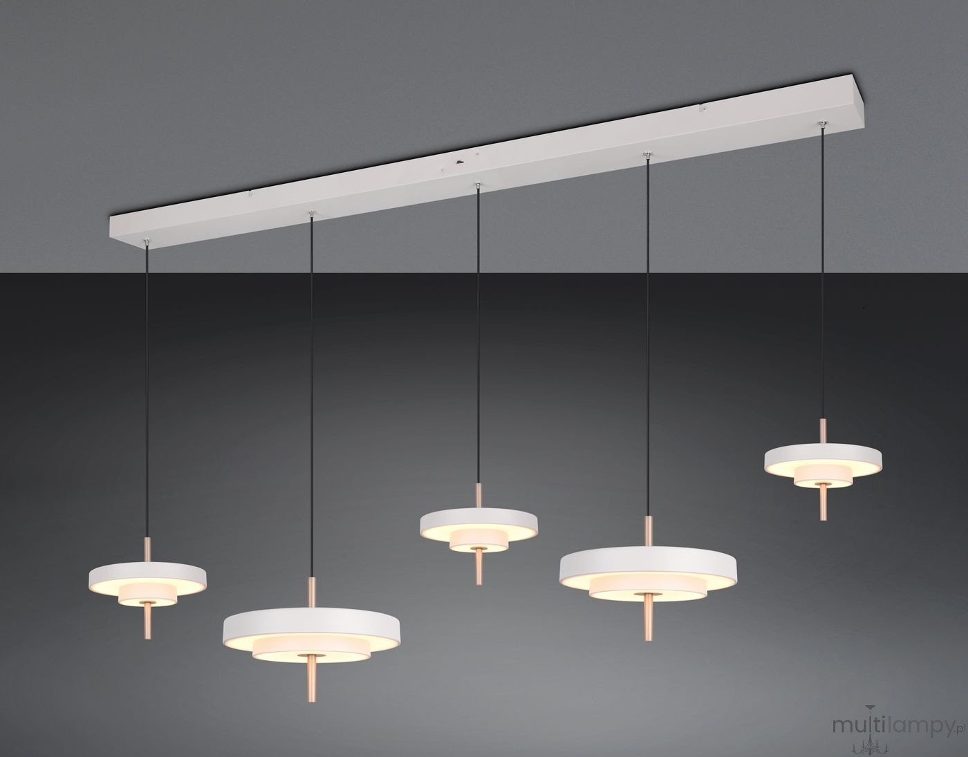 Lampa wisząca Keaton z pięcioma źródłami LED, szara, o nowoczesnym okrągłym kształcie. Zawieszona na cienkich linkach, umieszczona na prostokątnej podstawie. Wnętrze lampy lekko podświetlone, co nadaje elegancki wygląd.