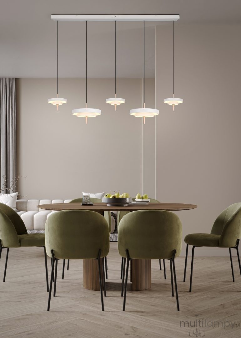 Lampa wisząca Keaton z pięcioma okrągłymi kloszami LED w kolorze szarym, zawieszona na cienkich linkach. Umieszczona nad okrągłym stołem w jadalni, obok zielonych foteli, na tle jasnej ściany i zasłon.