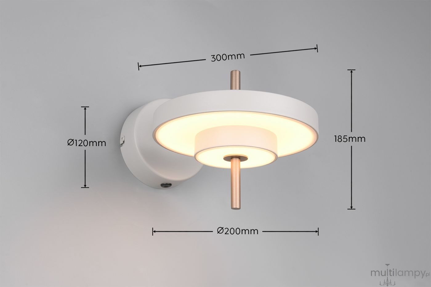 Kinkiet Keaton 1xLED 10W w kolorze szarym. Okrągła oprawa z centralnym, złotym detalem. Wymiary: średnica 200 mm, wysokość 185 mm, głębokość 300 mm. Zamontowany na ścianie, na jednolitym tle.