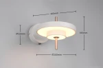 Kinkiet Keaton 1xLED 10W w kolorze szarym. Okrągła oprawa z centralnym, złotym detalem. Wymiary: średnica 200 mm, wysokość 185 mm, głębokość 300 mm. Zamontowany na ścianie, na jednolitym tle.