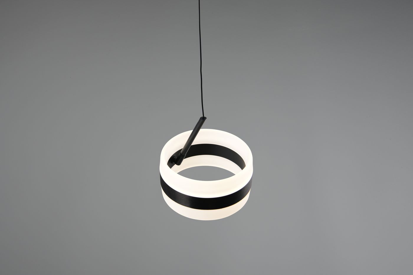 Lampa wisząca Dios z 1xLED 8W CCT w kolorze czarnym. Okrągły kształt z białym i czarnym wykończeniem, zawieszona na cienkim przewodzie. Widoczne detale konstrukcyjne i elegancki design. Tło jednolite, szare.