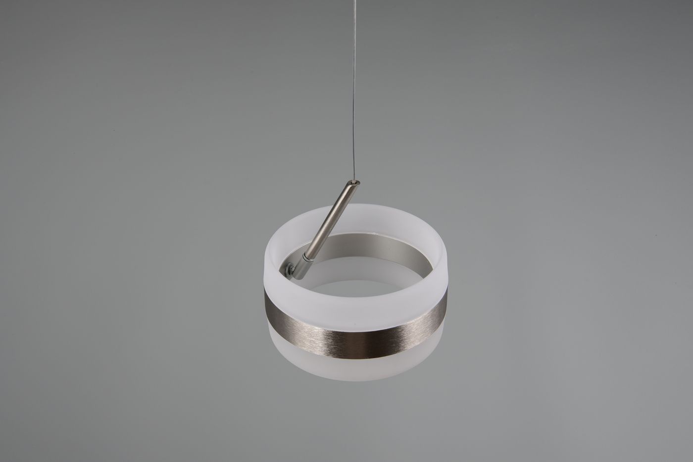 Lampa wisząca Dios 1xLED 8W CCT w kolorze niklowym, okrągła, z białym kloszem i metalowym paskiem. Zawieszona na cienkim przewodzie, widok z góry, zbliżenie na detal konstrukcji. Idealna do nowoczesnych wnętrz.
