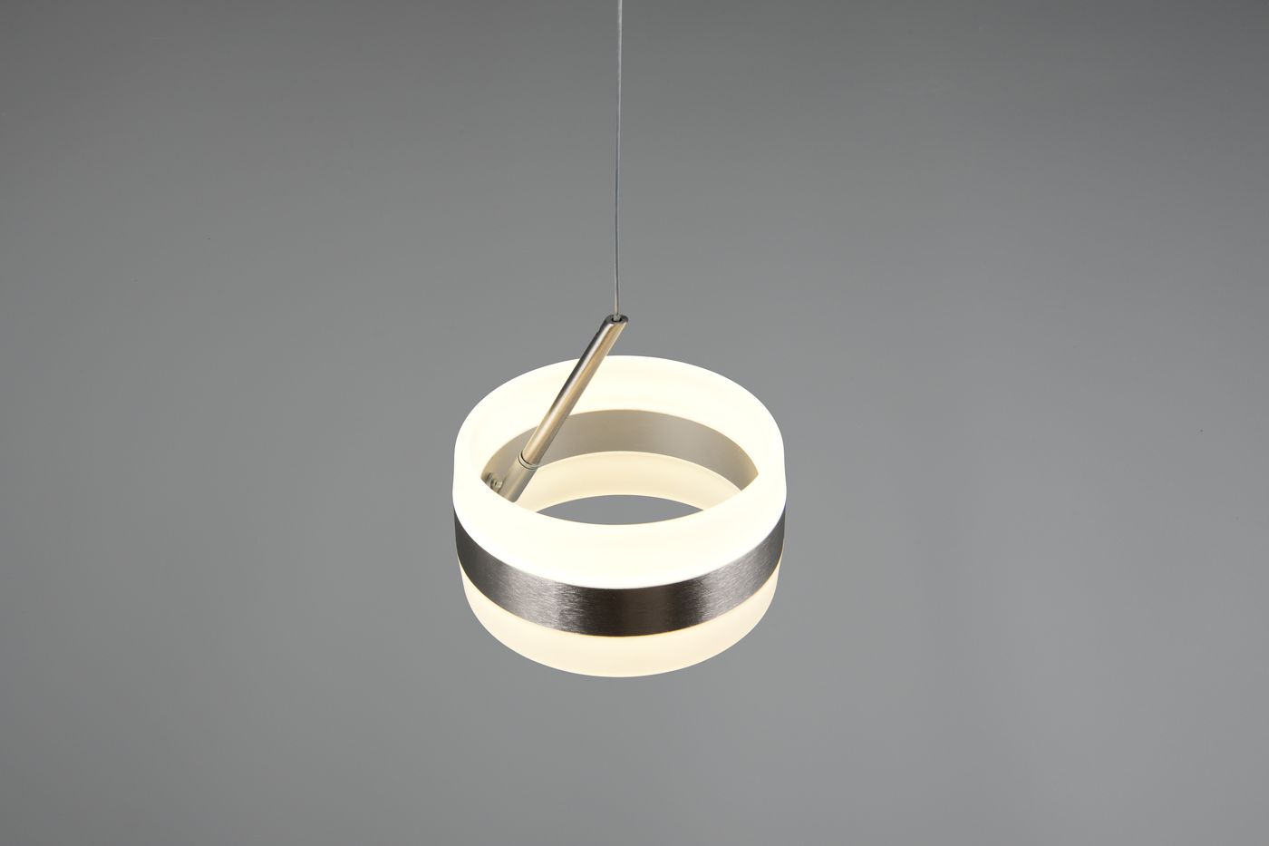 Lampa wisząca Dios z jedną żarówką LED 8W, w kolorze niklowym. Okrągła konstrukcja z białym, matowym akrylem i metalowym paskiem. Zawieszona na cienkim przewodzie, widok z góry, ukazujący elegancki design oraz nowoczesne wykończenie.